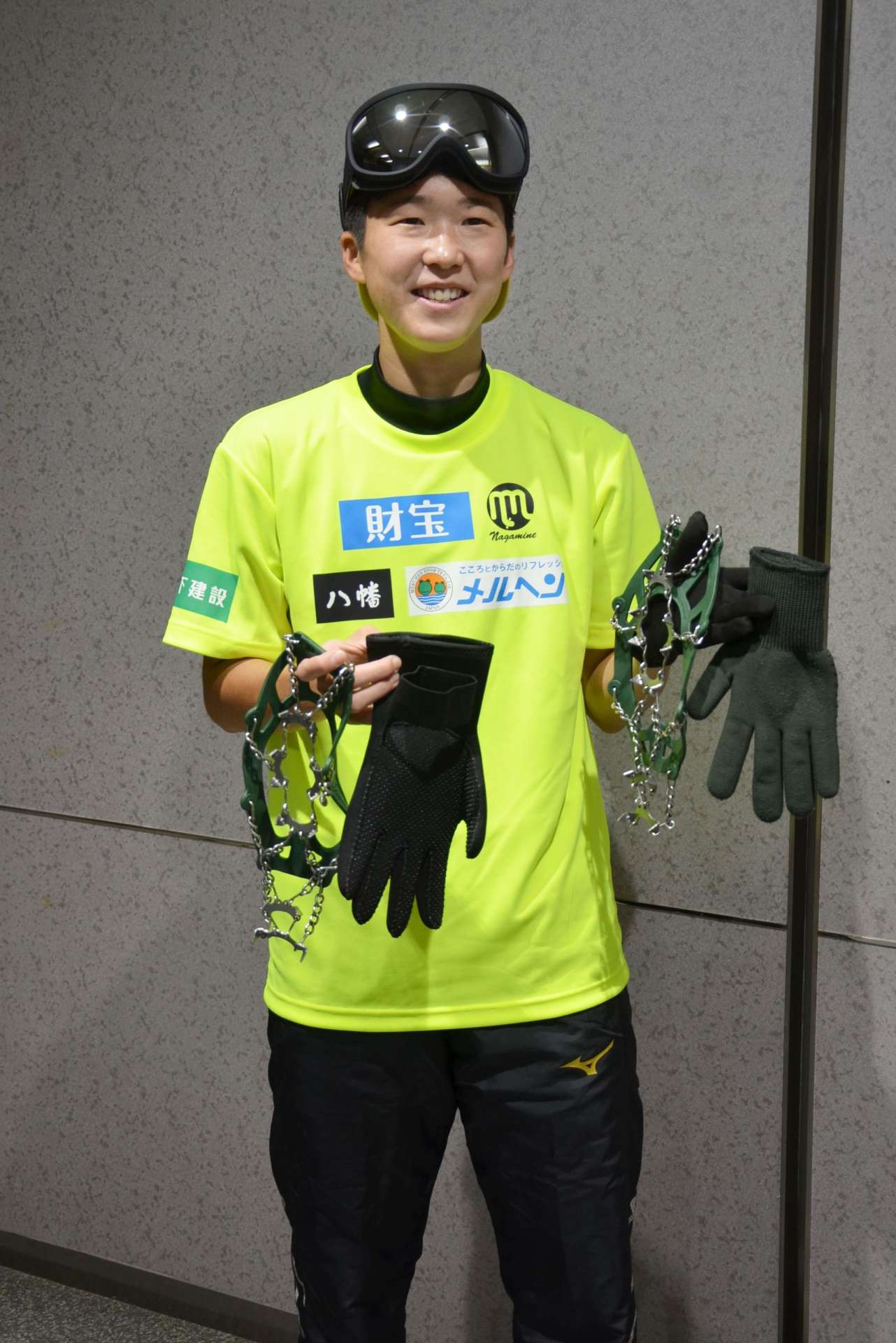 装備品を手に、南極マラソン出場の意気込みを語る岩元みささん＝１４日、鹿児島県庁