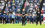 ホーム最終戦でシーズンを総括する徳重剛代表（中央）＝白波スタジアム