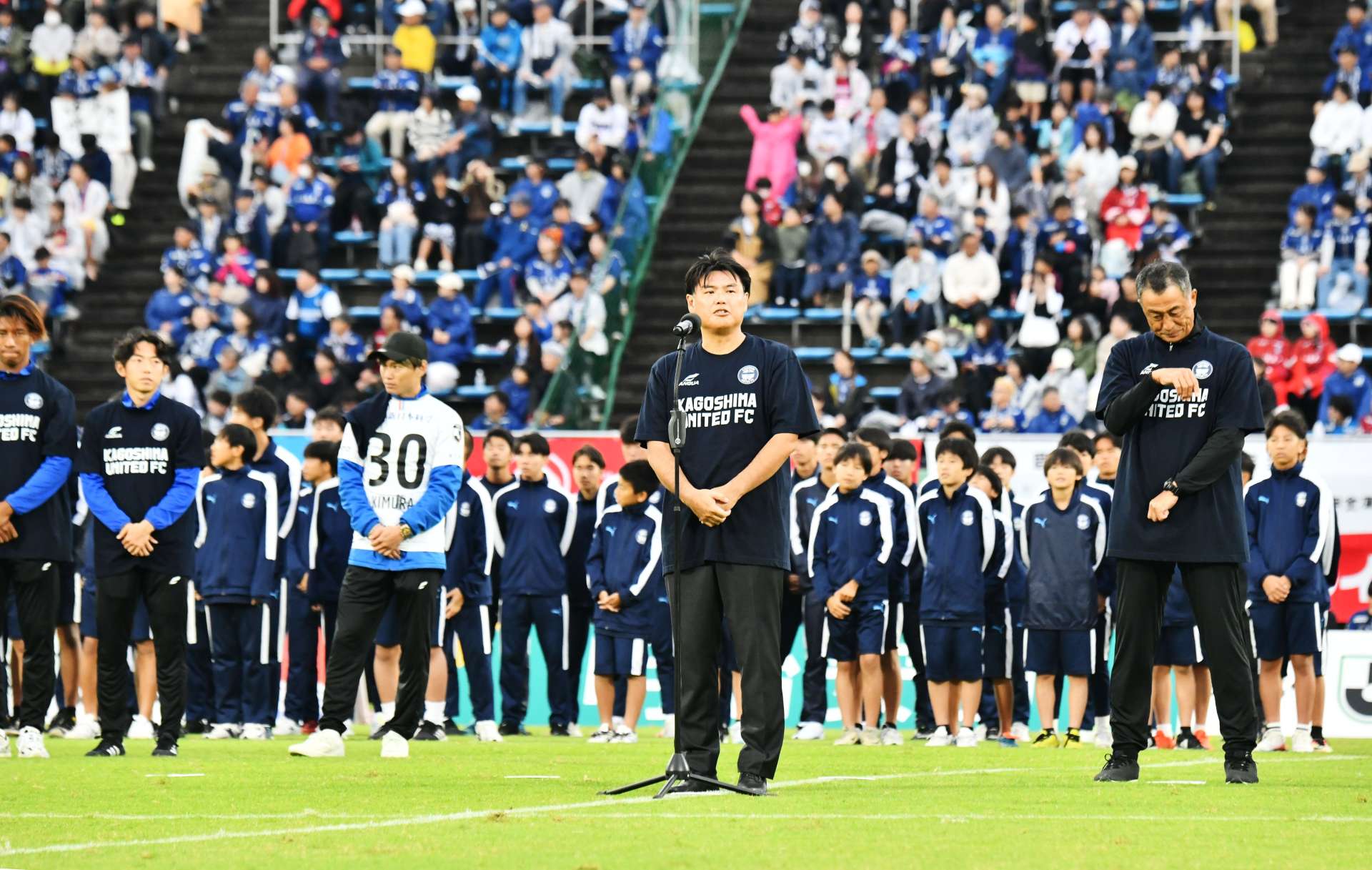 ホーム最終戦でシーズンを総括する徳重剛代表（中央）＝白波スタジアム