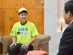 塩田康一知事に南極マラソン出場の意気込みを語る岩元みささん（左）＝１４日、鹿児島県庁