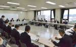 条例の改正骨子案について意見を交わす有識者ら＝１５日、鹿児島市の県社会福祉センター