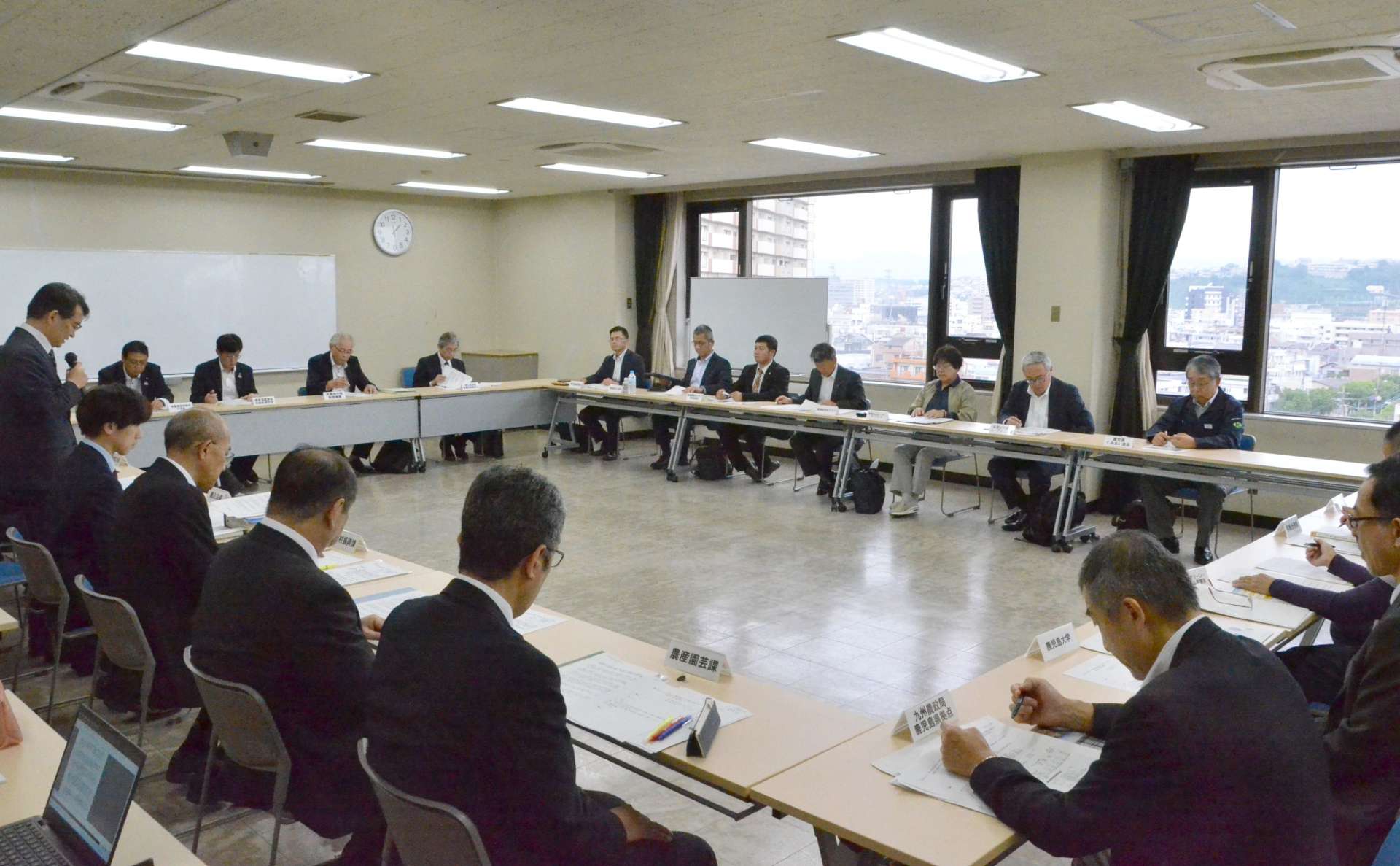 条例の改正骨子案について意見を交わす有識者ら＝１５日、鹿児島市の県社会福祉センター