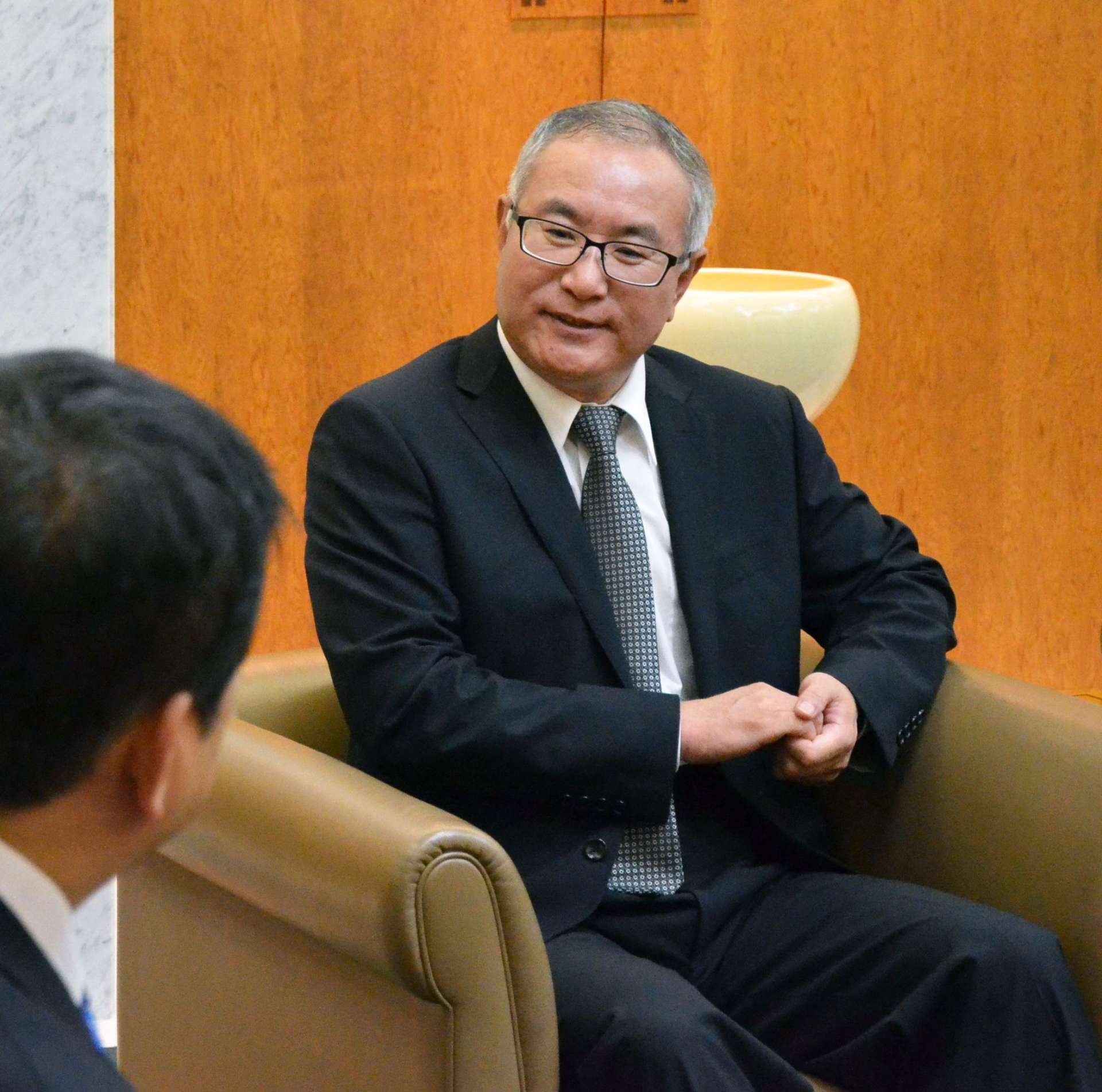 塩田康一知事を表敬訪問した中国駐福岡総領事館の楊慶東総領事＝１５日、県庁