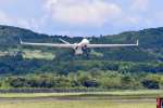 海上自衛隊鹿屋航空基地を離陸し上昇する大型無人機シーガーディアン（ＭＱ９Ｂ）＝６月１４日、鹿屋市