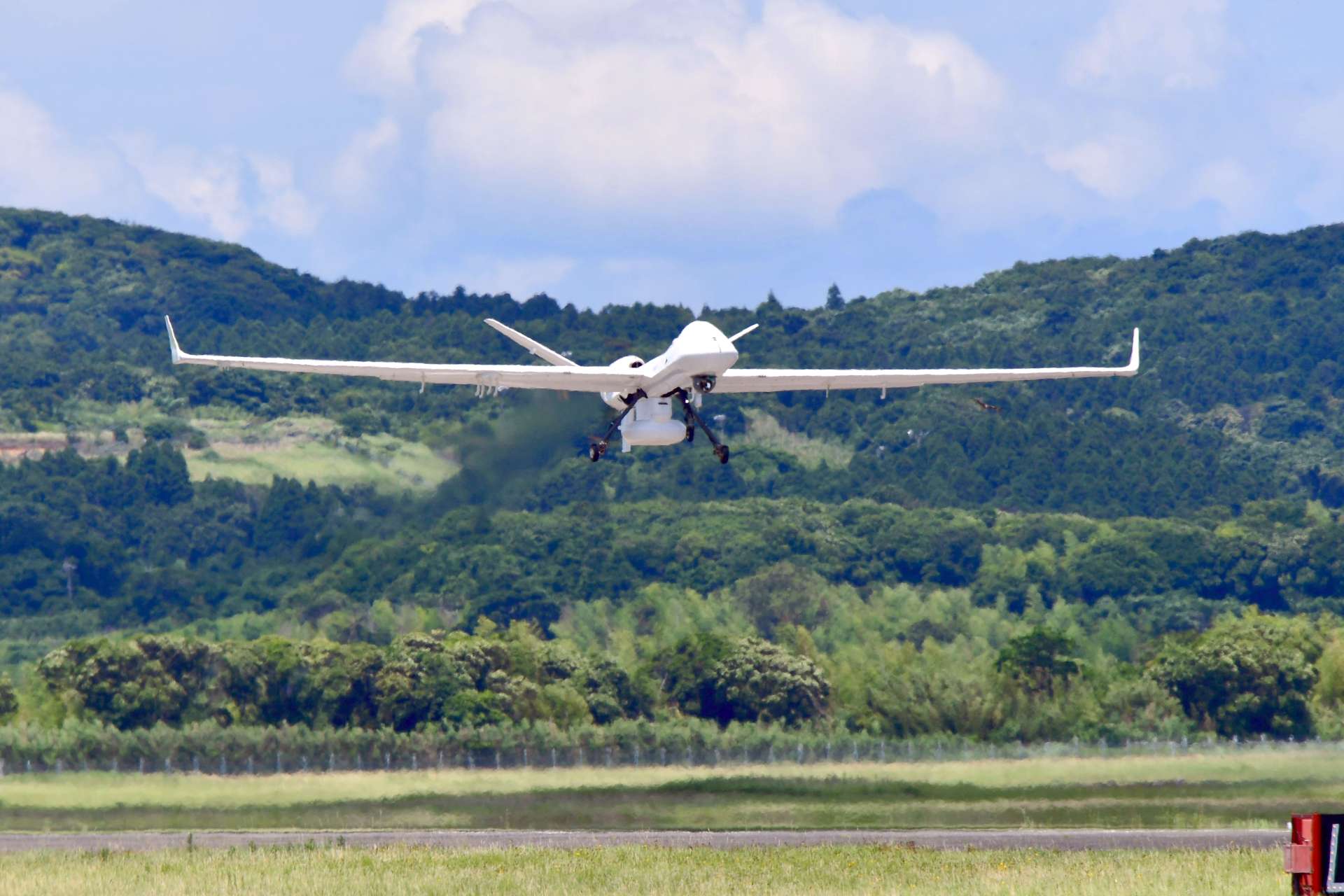 海上自衛隊鹿屋航空基地を離陸し上昇する大型無人機シーガーディアン（ＭＱ９Ｂ）＝６月１４日、鹿屋市