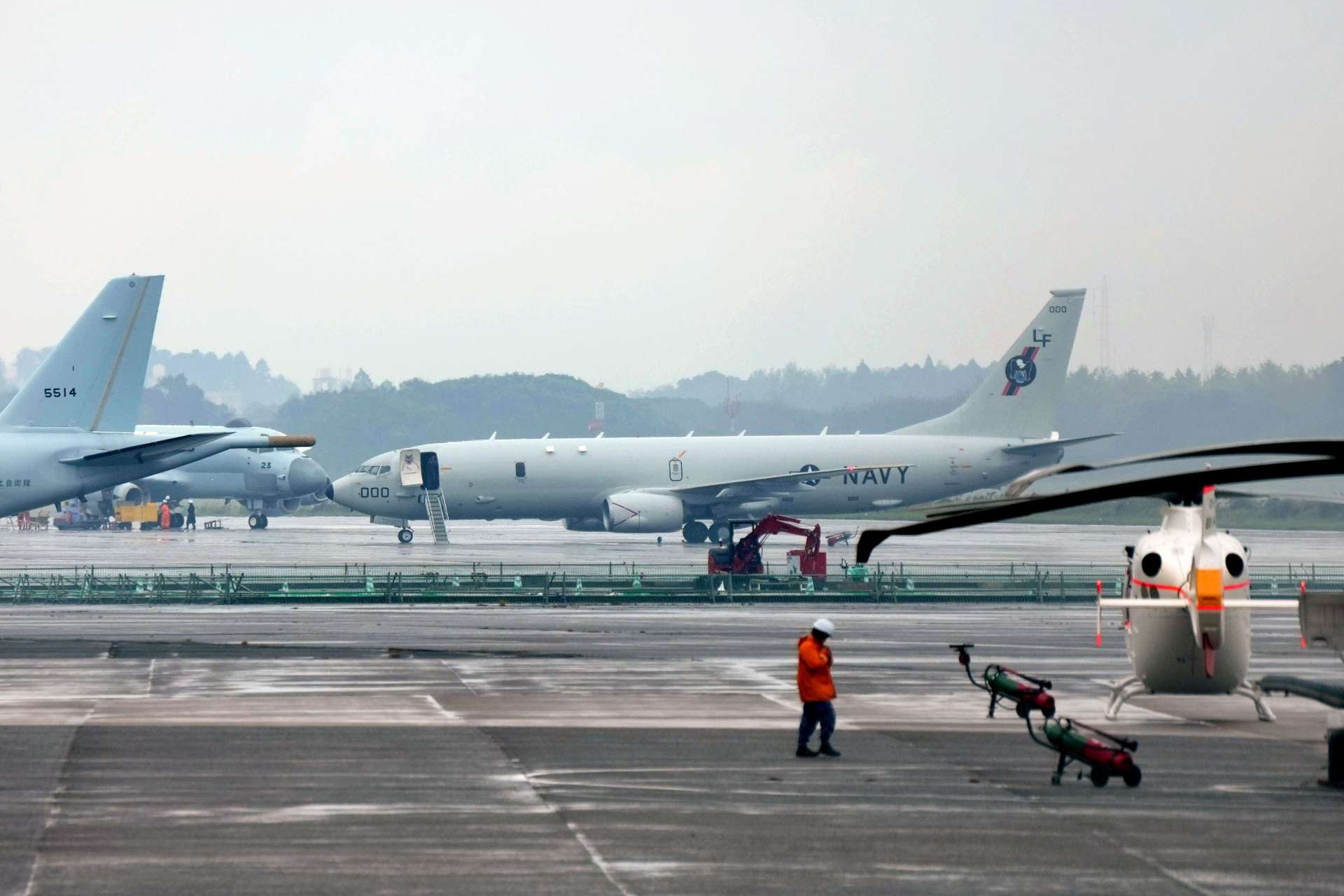 海上自衛隊鹿屋航空基地に駐機するＰ８Ａ哨戒機（中央）＝１５日午前１０時ごろ