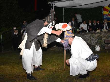 独特の面を付けて親子の掛け合いを演じる一番組＝１５日、与論町立長の地主神社
