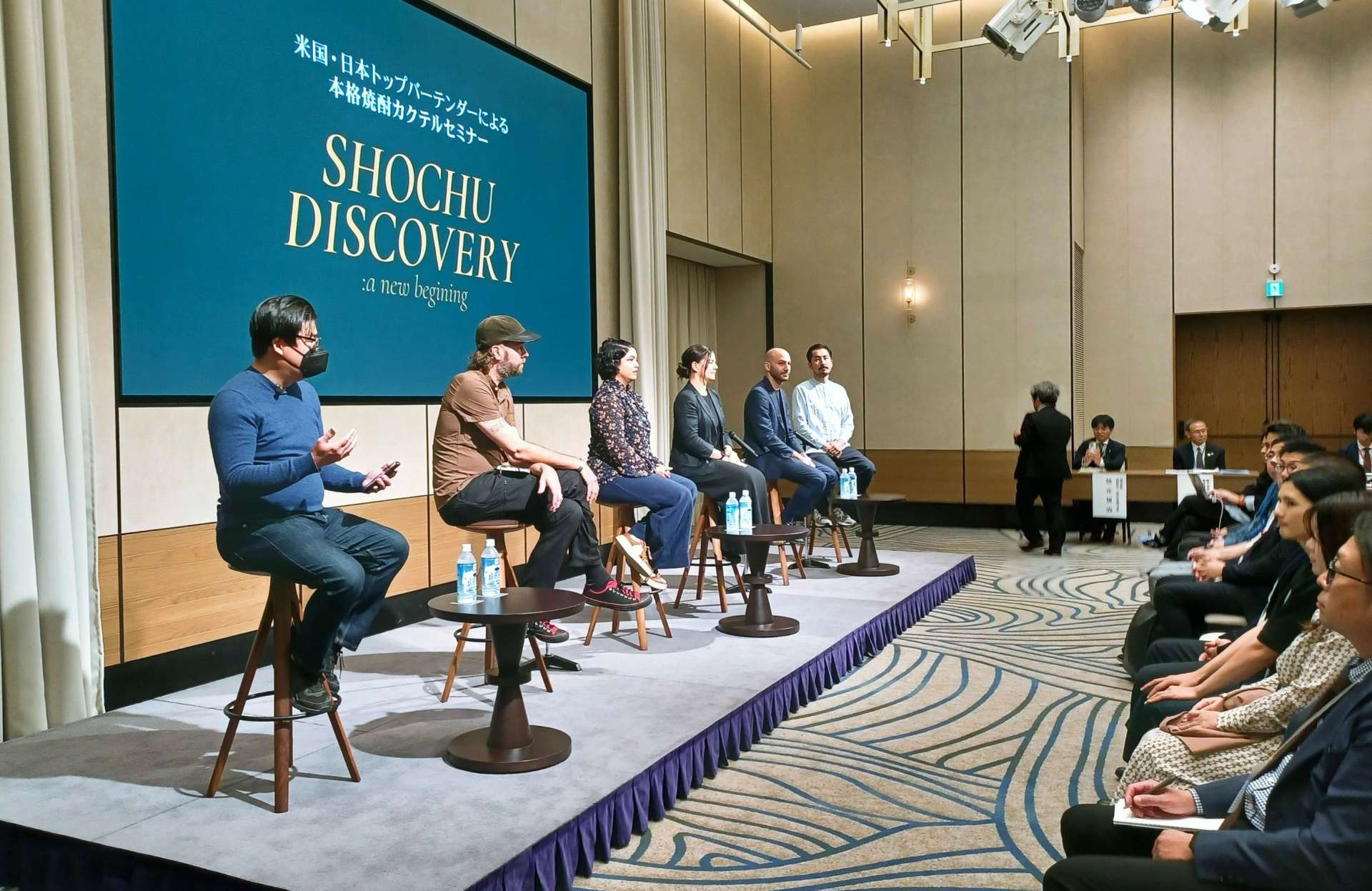 蔵元などの視察を経て、焼酎の米国市場での可能性について語るバーテンダーら＝１５日、鹿児島市のシェラトン鹿児島