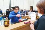 芋焼酎を使ったカクテルを作るバーテンダーのドン・りーさん＝１５日、鹿児島市のシェラトン鹿児島