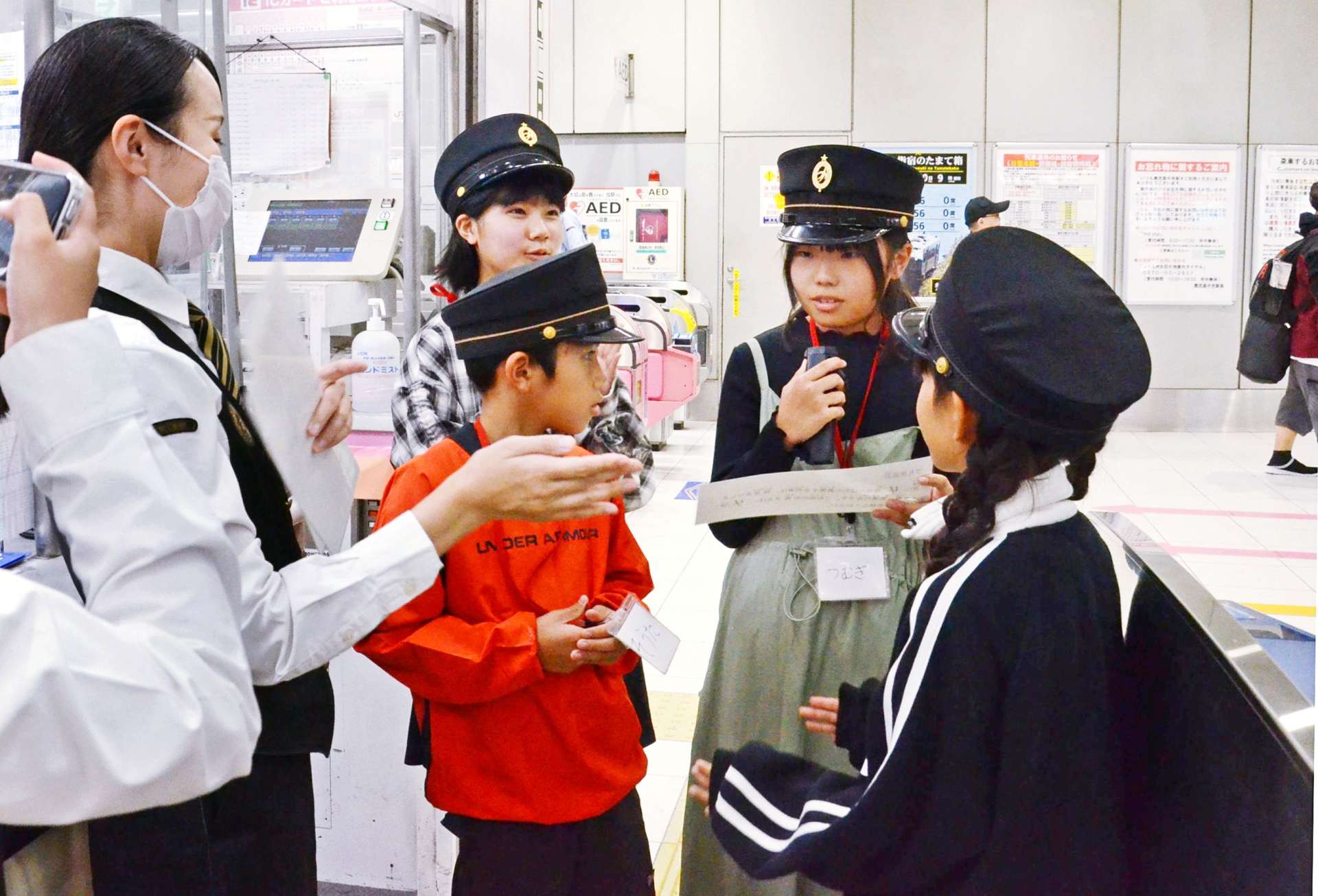 駅構内放送を体験する小学生ら＝鹿児島市のＪＲ鹿児島中央駅