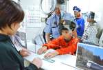 切符の発券を体験する小学生ら＝１０日、鹿児島市のＪＲ鹿児島中央駅