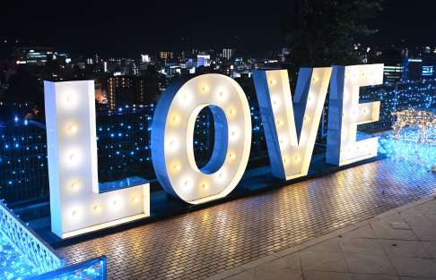フォトスポットに最適なＬＯＶＥの文字のイルミネーション＝１５日、鹿児島市の城山ホテル鹿児島