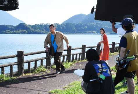撮影に臨む主演の内藤剛志さん（左）とヒロイン役の財前直見さん＝９月、指宿市の池田湖畔