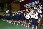 全員合奏で１００周年を祝う児童＝伊佐市の大口東小学校