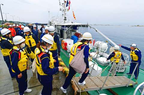 〈関連〉避難のため海上保安庁の巡視艇に乗り込む住民役の学生ら＝１６日午前１０時２５分、鹿児島市桜島赤水町の赤水港