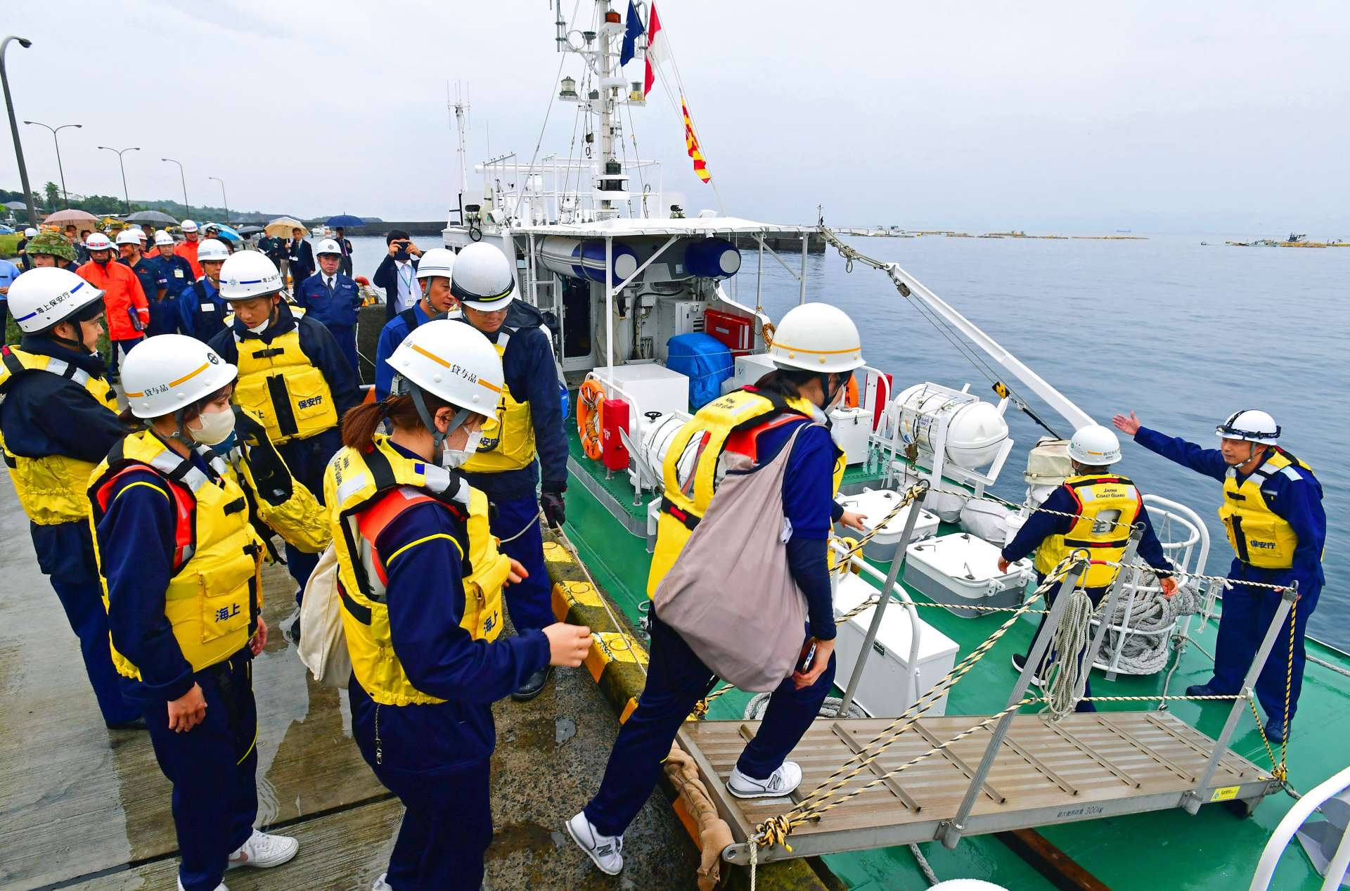 〈関連〉避難のため海上保安庁の巡視艇に乗り込む住民役の学生ら＝１６日午前１０時２５分、鹿児島市桜島赤水町の赤水港