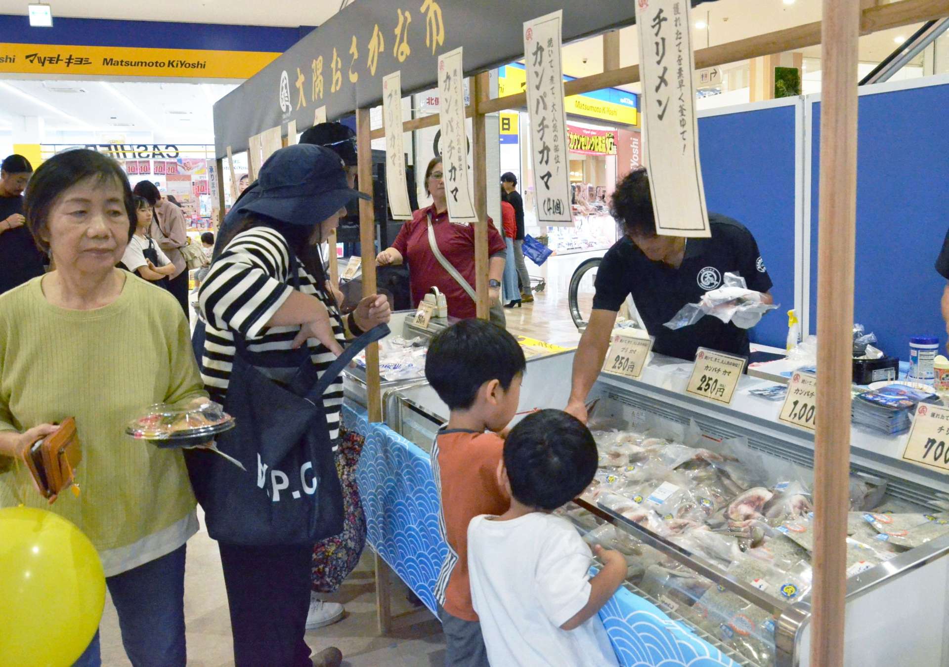 大隅地区で水揚げされた魚や漬け丼などを販売する売り場＝１６日、鹿児島市のオプシアミスミ