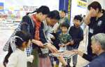 小段彰人さんがさばいたカンパチの刺し身の振る舞い＝１６日、鹿児島市のオプシアミスミ