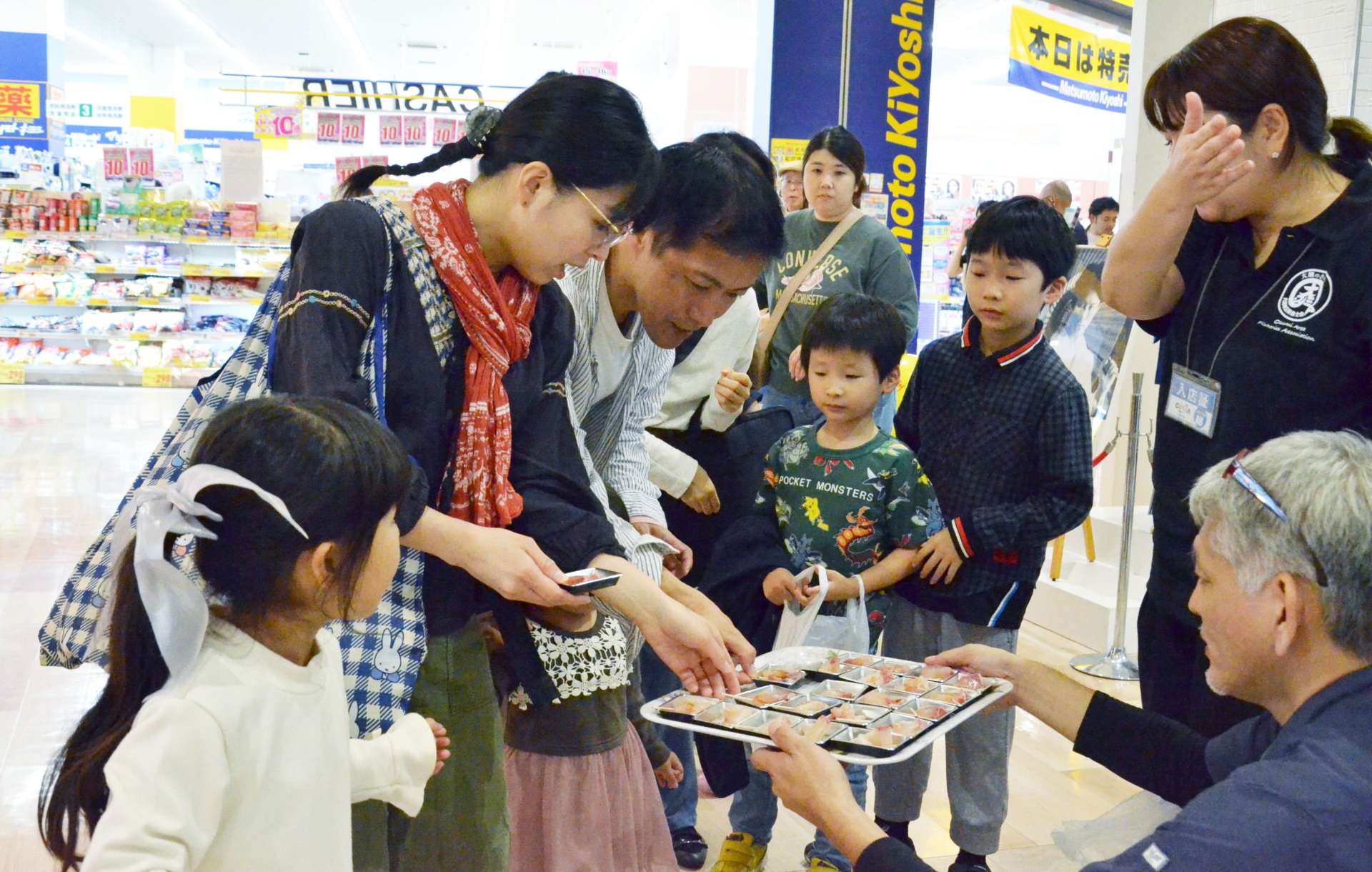 小段彰人さんがさばいたカンパチの刺し身の振る舞い＝１６日、鹿児島市のオプシアミスミ