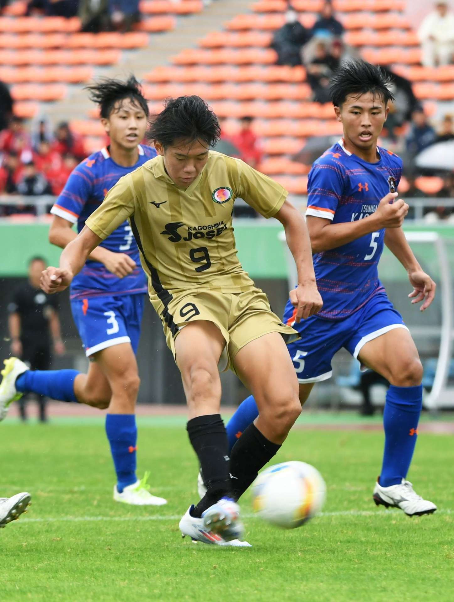 〈関連〉準決勝の後半１５分、勝ち越しのゴールを決める鹿城西・大石（９）＝白波スタジアム