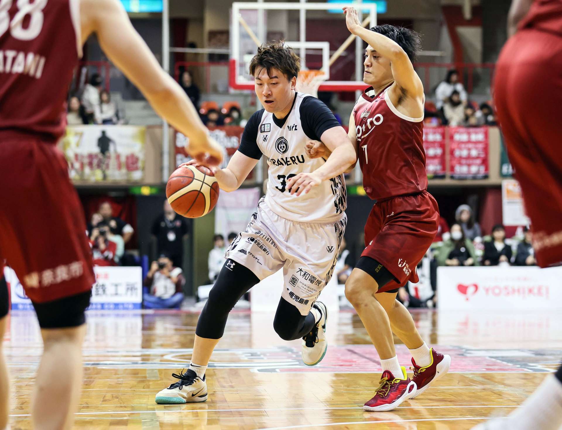 前半、ドリブルを仕掛けるレブナイズの武藤＝ロートアリーナ奈良（@B.LEAGUE）