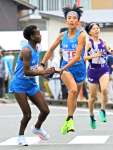 第２中継所、神村・瀬戸口（右）がムトニにたすきリレー＝西都市