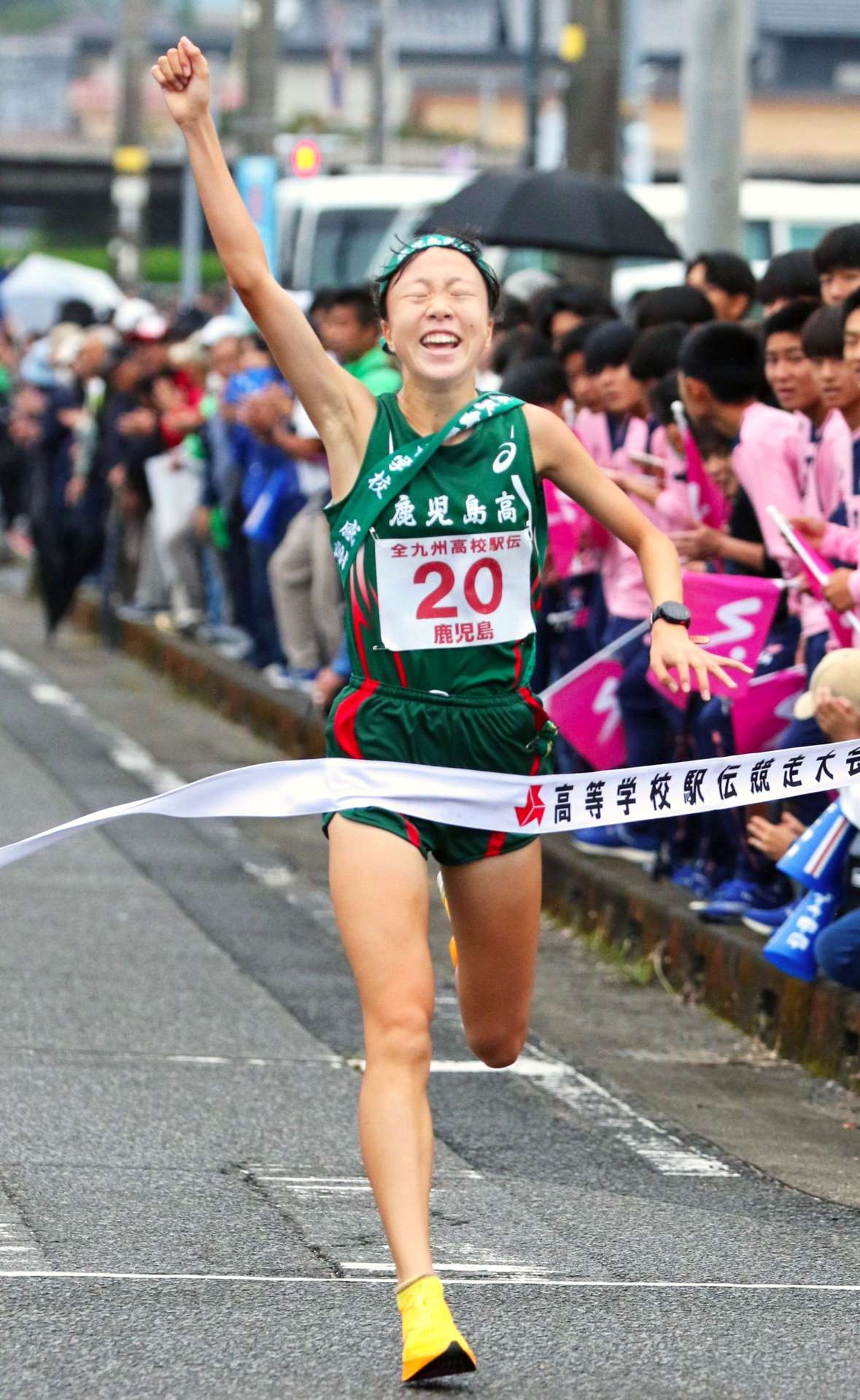 ４位でゴールし、初の全国大会出場を決めた鹿児島のアンカー・平野＝西都市役所前