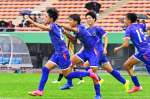 前半３分、ゴールを決め喜ぶ鹿児島・佐藤（左）ら＝白波スタジアム