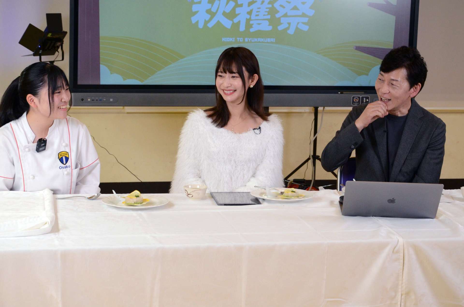 オリジナルレシピを考案した生徒と特産品の魅力を伝えるＣＨＩＥＲＵさん（中央）ら＝日置市の鹿児島城西高校