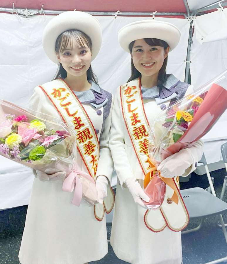 〈別カット〉最後のかごしま親善大使を務めた小田原千裕さん（左）と上田尚佳さん
