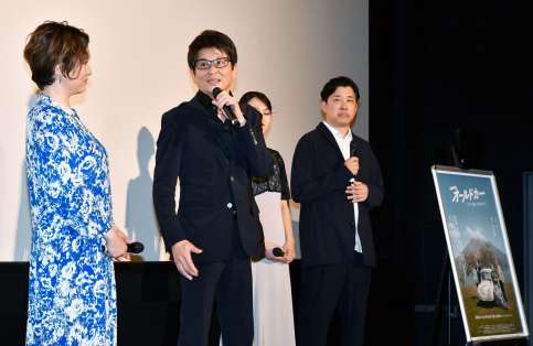 舞台あいさつで会場を盛り上げる哀川翔さん（左から２人目）＝鹿児島市の鹿児島ミッテ１０