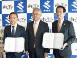協定を締結した九州工業大学の三谷康範学長（左）と肝付町の永野和行町長（右）＝鹿児島県庁