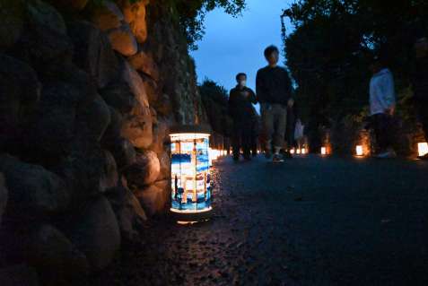 灯籠の明かりで彩られた武家屋敷群の路地＝９日、鹿児島県南九州市知覧町郡