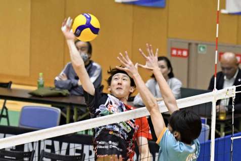 第２セット、スパイクを決めるＦ鹿児島の坂元＝Ｆアリーナいちき串木野