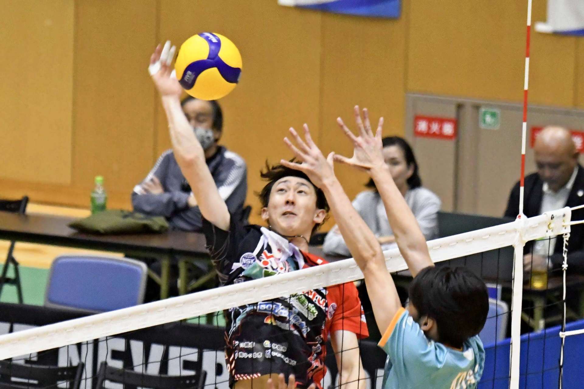 第２セット、スパイクを決めるＦ鹿児島の坂元＝Ｆアリーナいちき串木野