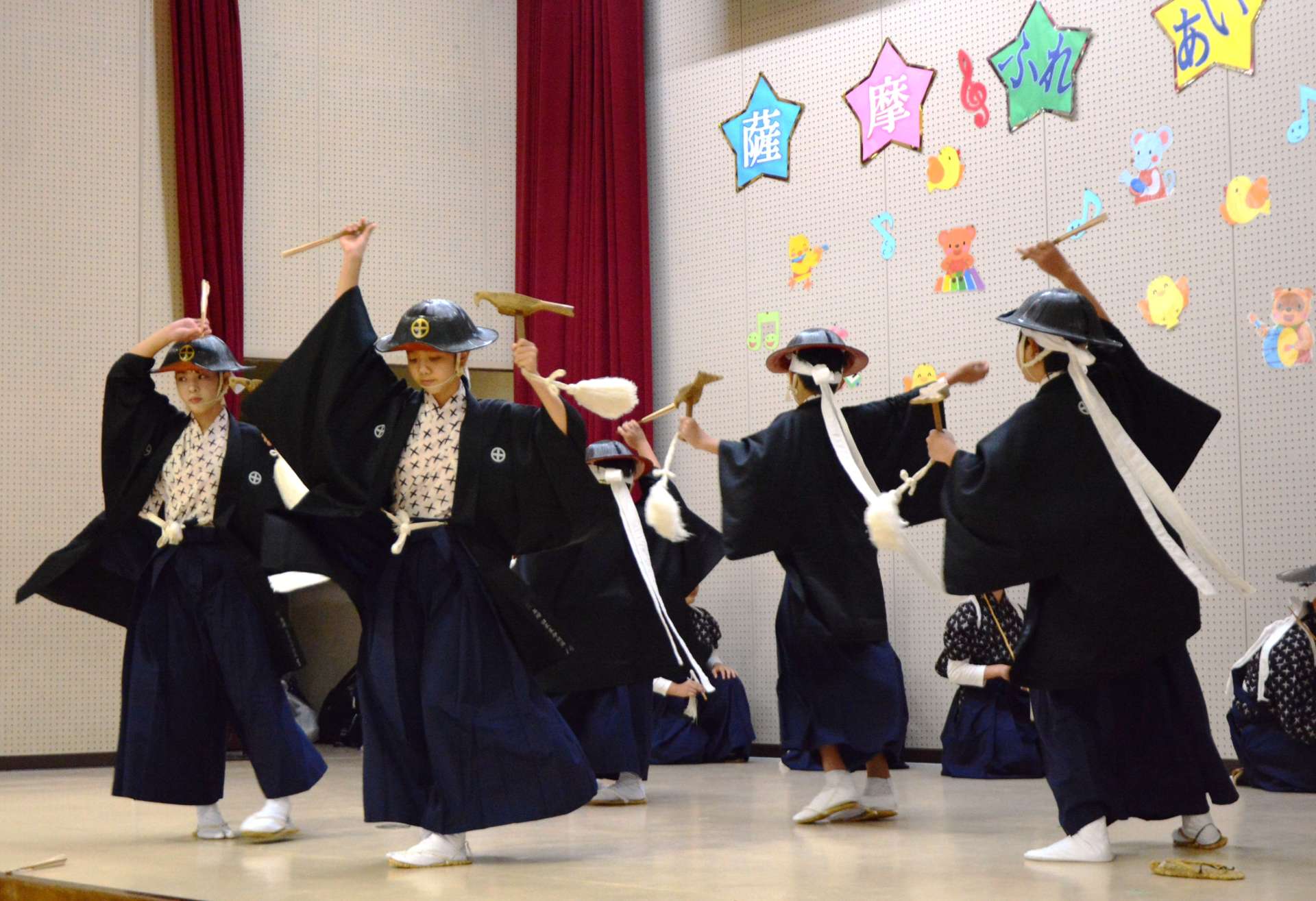 鷹踊りを披露する児童＝さつま町求名