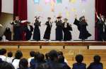鷹踊りを披露する児童＝さつま町求名