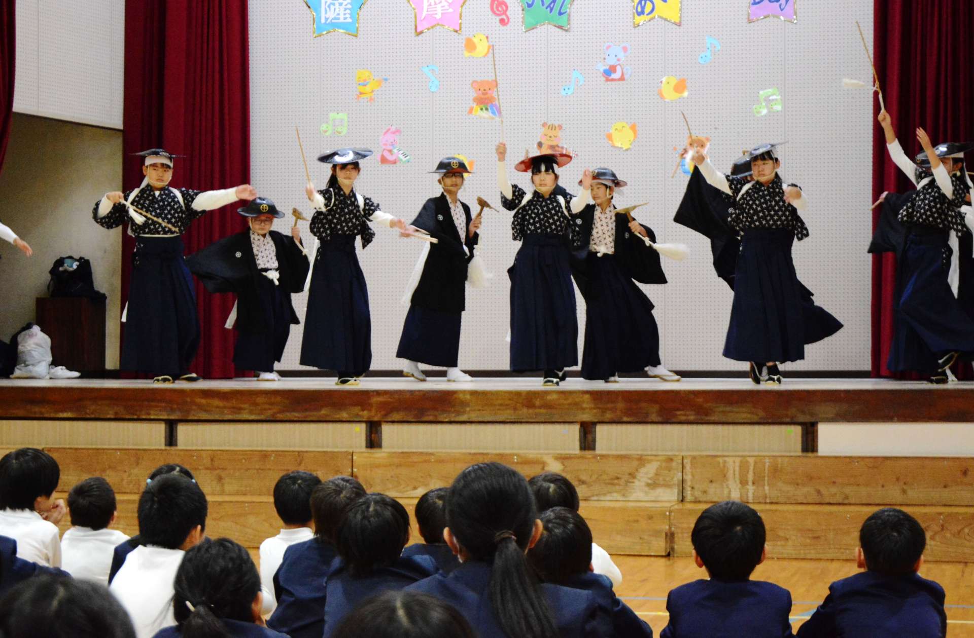 鷹踊りを披露する児童＝さつま町求名