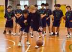 生徒を指導する鹿児島レブナイズの新屋敷凜さん＝鹿児島市の鴨池中学校