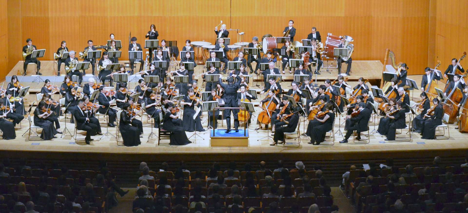 マーラーの「交響曲第５番」を披露する鹿児島交響楽団＝１７日、鹿児島市の宝山ホール