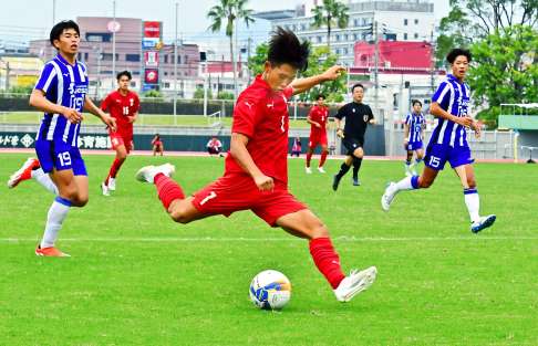 後半、シュートを放つ神村の岡本＝白波スタジアム