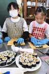 キンパ作りに挑戦する児童＝出水市の蕨島小学校