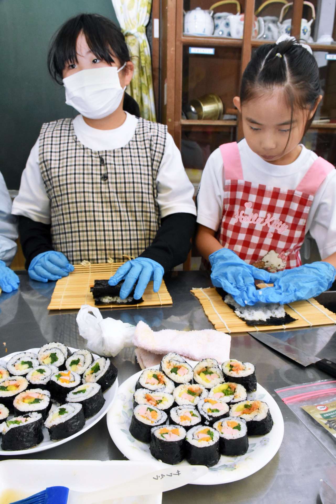キンパ作りに挑戦する児童＝出水市の蕨島小学校