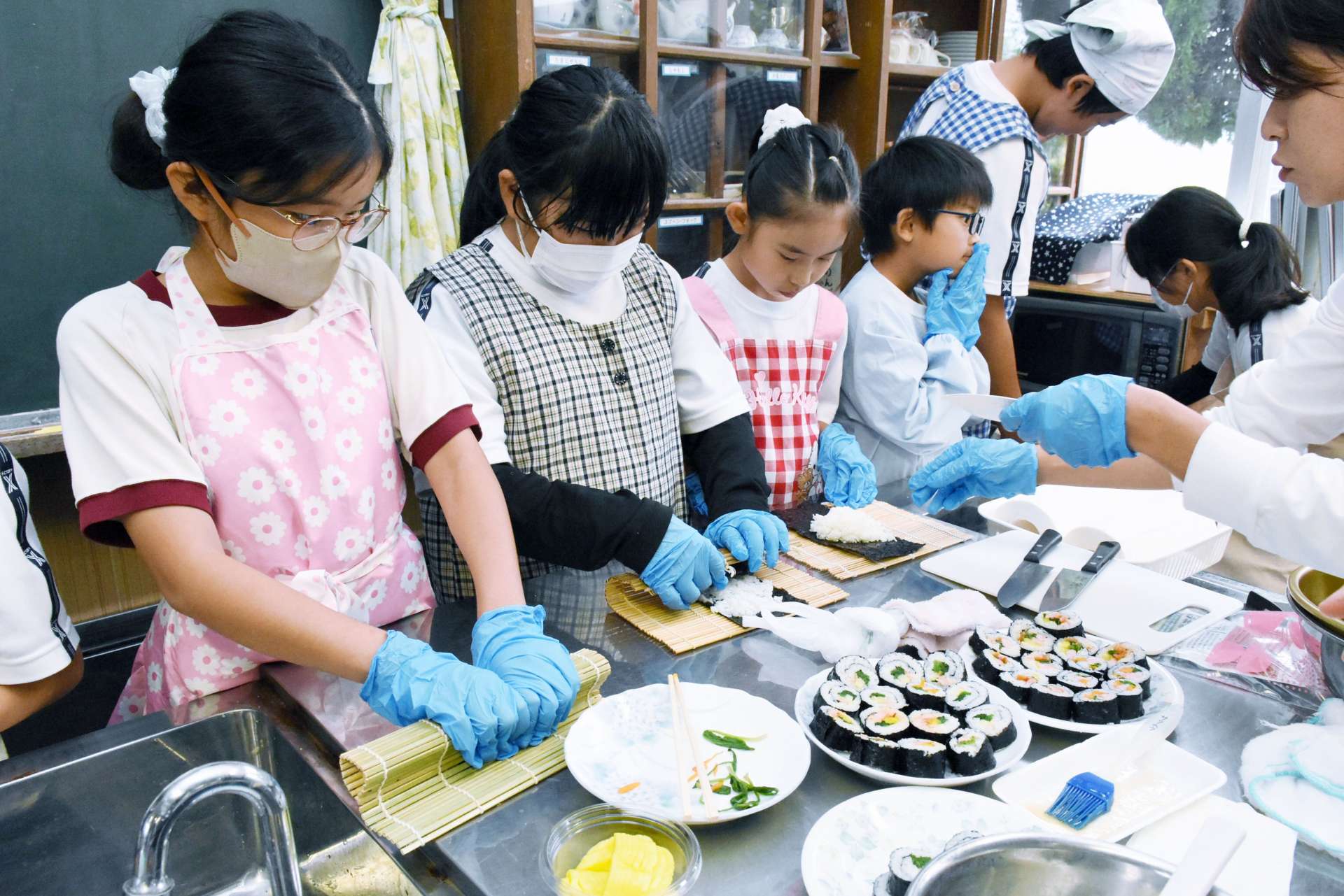 キンパ作りを楽しむ児童＝出水市の蕨島小学校