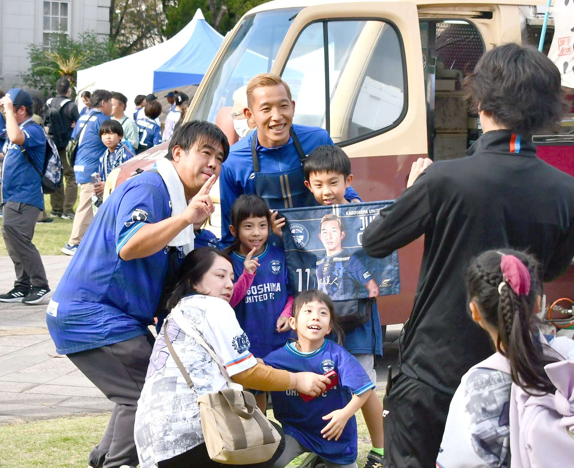 五領淳樹選手と写真撮影するファン＝カクイックス交流センター