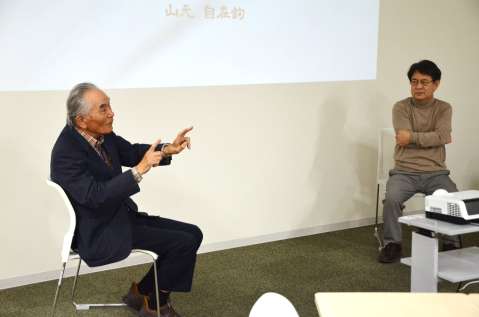 薩摩狂句について語り合う山元哲也さん（左）と松永修一教授＝都城市中町