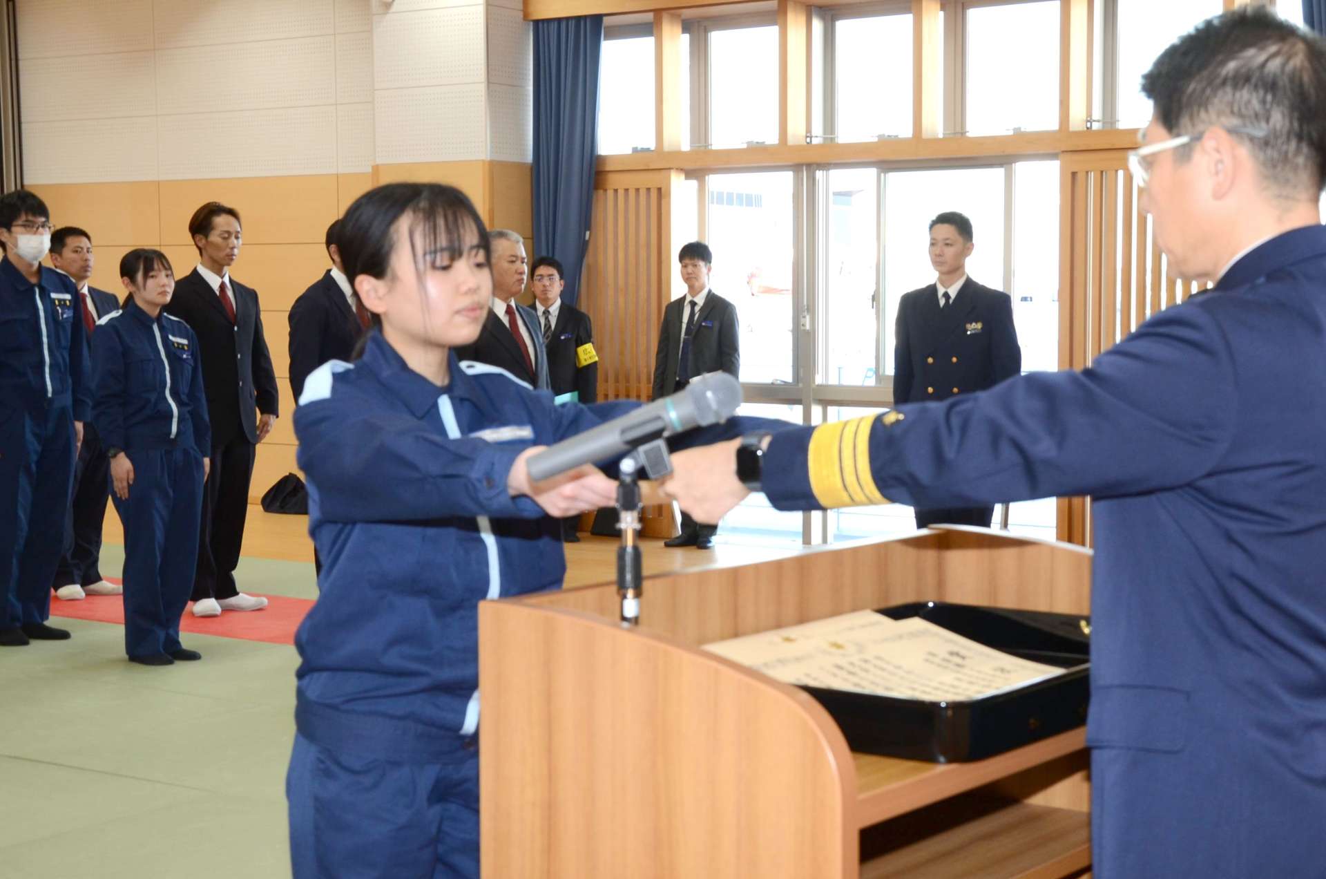 災害広報の部で優勝した池ノ上春菜さん（左）＝鹿児島市の鹿児島海上保安部七ツ島船艇用品庫