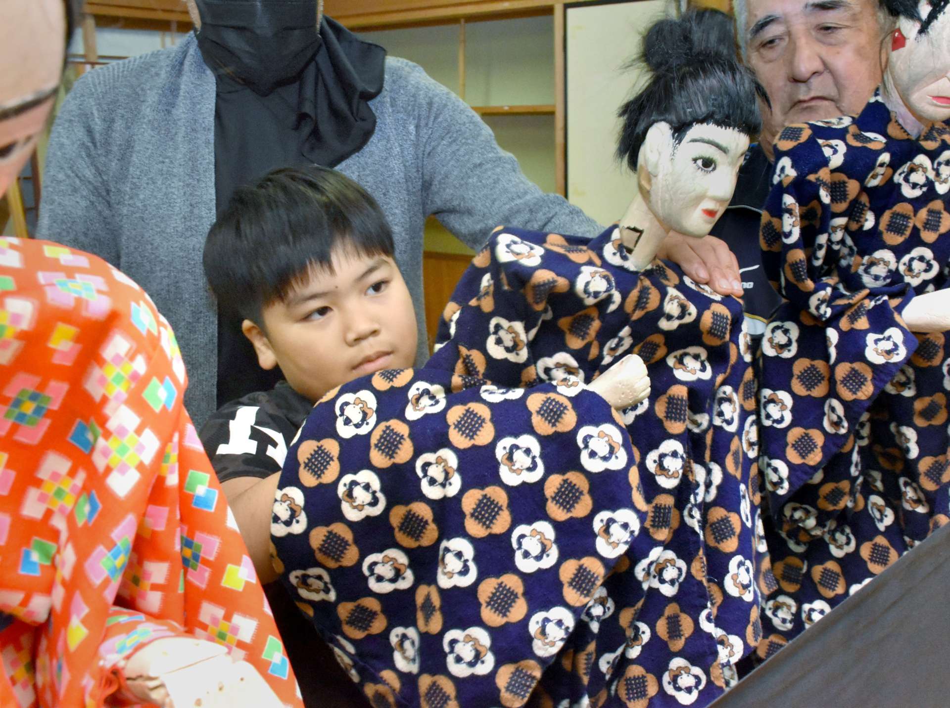 来月の公演へ練習に励む成枝永凰さん＝薩摩川内市東郷