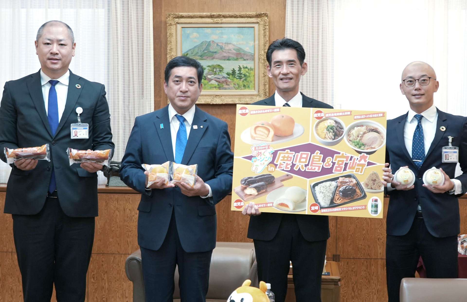 桜島小みかんを使う新商品をＰＲするローソン南九州の中川洋人社長（右から２人目）＝１８日、鹿児島県庁