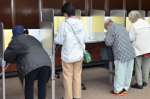 鹿児島市長選の期日前投票をする有権者＝１８日、市役所